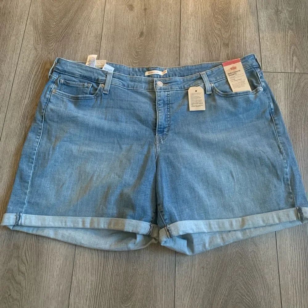 Levi’s woman mid length shorts with mid rise slim trough the hip, hyper soft